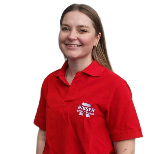 Porträtfoto von Aleksandra Garifullina, Betriebsleitung, im roten Rieser-Poloshirt.